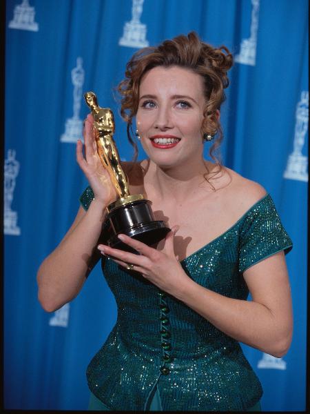 29.03.1993 - Emma Thompson com seu Oscar por 'Retorno a Howards End' - Steven D Starr/Corbis via Getty Images - Steven D Starr/Corbis via Getty Images