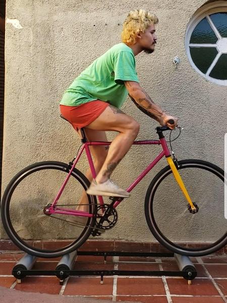 Bruno Kawagoe investiu em um rolo para continuar pedalando - Acervo pessoal