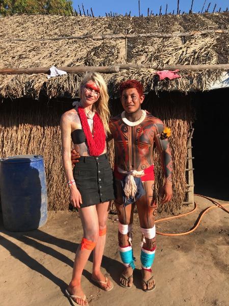 Pigma e Aline Weber em fotografia no Xingu; tudo começou com uma viagem de barco, uma viagem para a Chapada dos Veadeiros e agora um "test-drive" antes do casamento - Reprodução