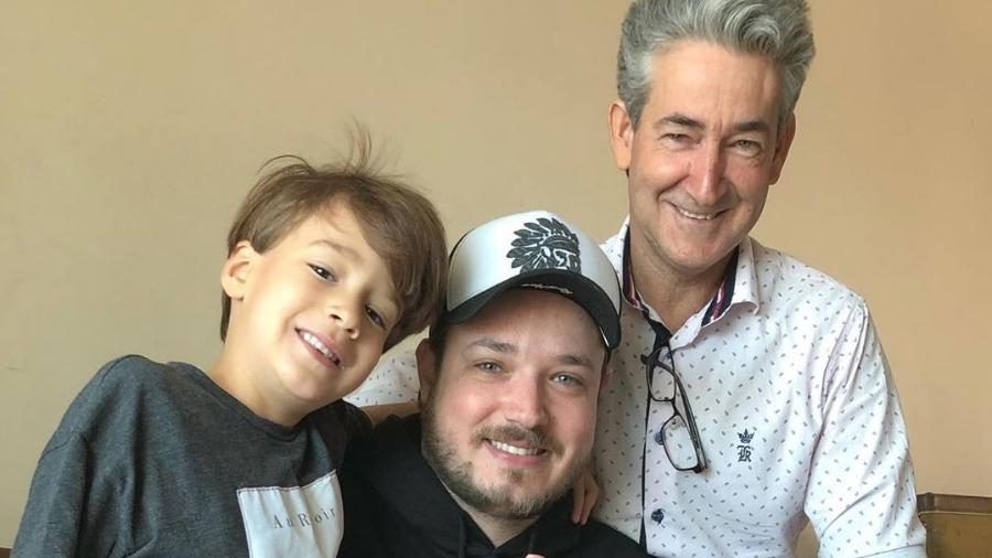 O cantor Israel com o pai e os filhos - Reprodução/Instagram