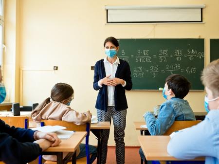 Rússia: professores temem exigência de tomar vacina contra a covid-19 antes  do fim dos testes