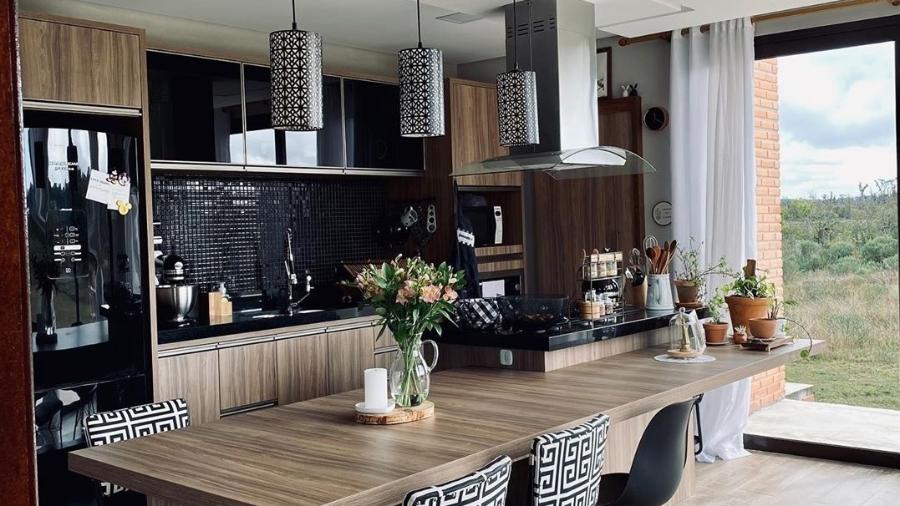 A cozinha, preta e integrada, antecipa que essa casa de campo tem seu lado contemporâneo - Reprodução/Instagram