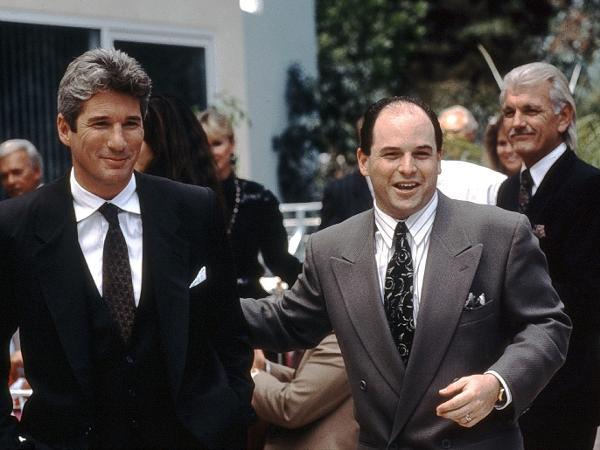 Jason Alexander (à dir.) com Richard Gere em 'Uma Linda Mulher' (1990)