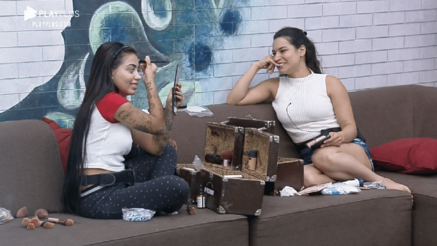 A Fazenda 2020: Mirella e Raissa Barbosa conversam na sala - Reprodução/RecordTV