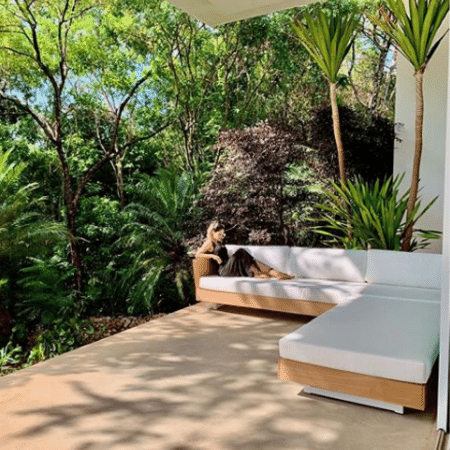 Mayra Cardi posou em meio a natureza em sua mansão para anunciar projeto com fãs - Reprodução/Instagram/@mayracardi