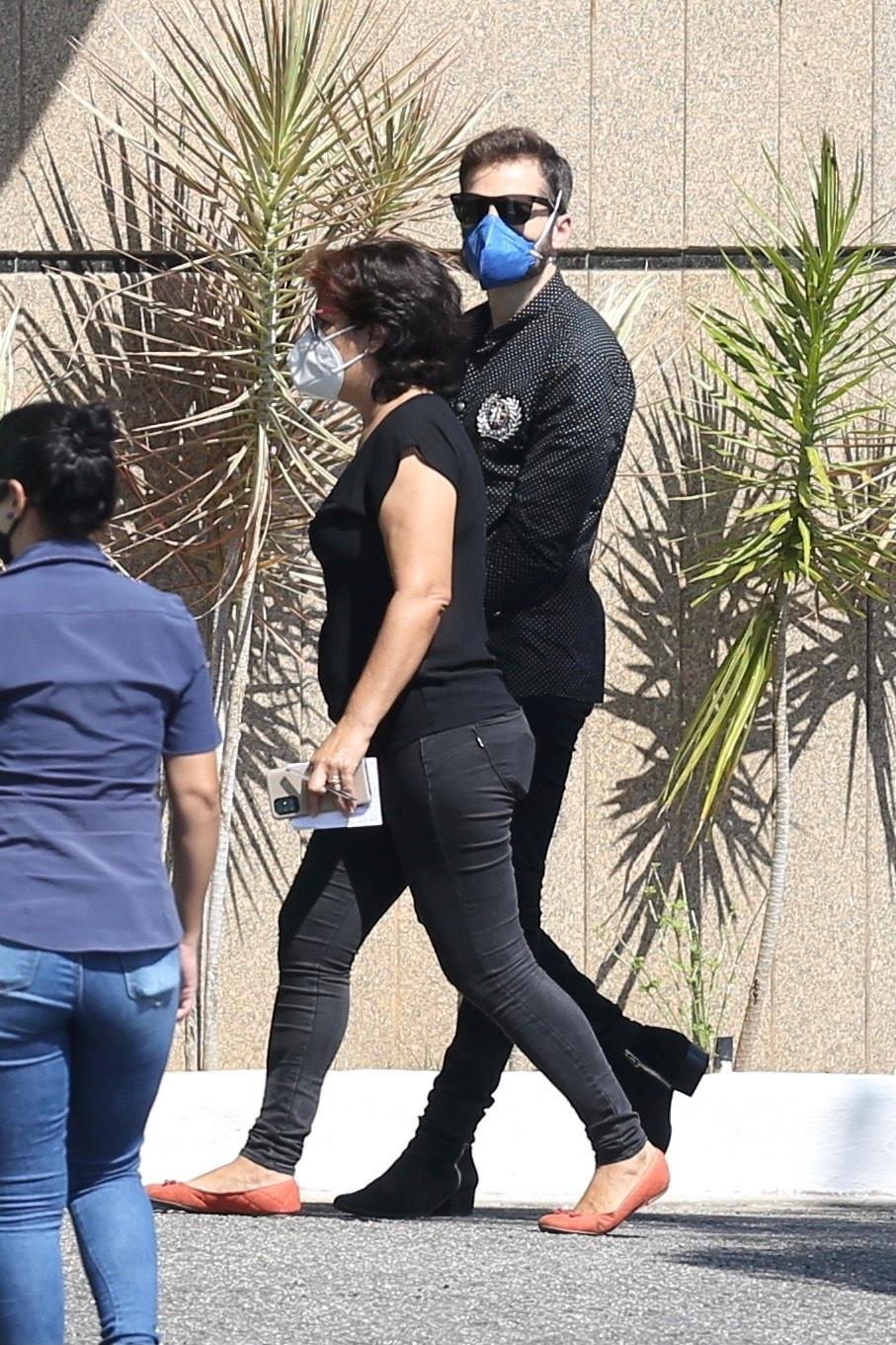 Amigos e familiares de Paulo Gustavo vão à cremação em cerimônia restrita - Roberto Filho/Brazil News