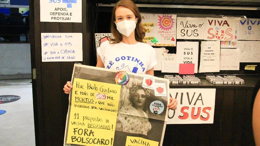 Mariana Ximenes recebe a primeira dose da vacina contra covid e protesta com o presidente Jair Bolsonaro (sem partido) - Foto Fabricio Pioyani/AgNews/