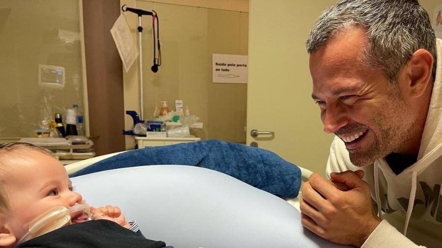 Malvino Salvador comentou a internação do filho Rayan, de 6 meses; bebê teve bronquiolite. - Reprodução/Instagram