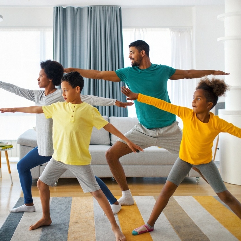 Exercícios: como manter vida fitness com filhos pequenos - 06/12/2023 -  Equilíbrio - Folha