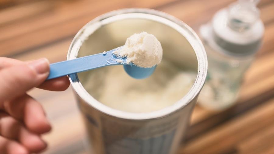 Os compostos lácteos têm embalagem e até nome iguais ao de leites em pó, mas podem receber açúcar, fibras e outros aditivos - iStock