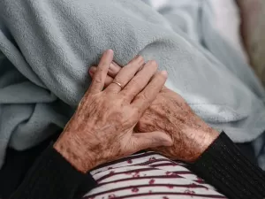 Riscos de fragilidade na velhice são diferentes para homens e mulheres