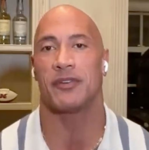 Apaixonado por pré-história, Dwayne Johnson tem crânio de tiranossauro em  casa