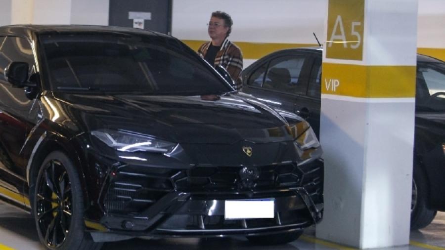 Boninho vai a shopping com Lamborghini Urus - Edson Aipim/ AGNEWS
