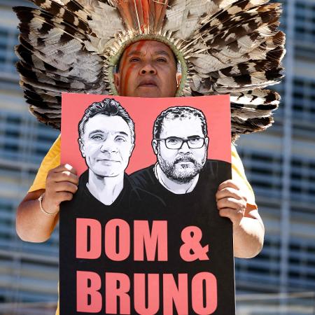 Integrante da APIB exibe cartaz sobre desaparecimento de Bruno Pereira e Dom Phillips - KENZO TRIBOUILLARD/AFP