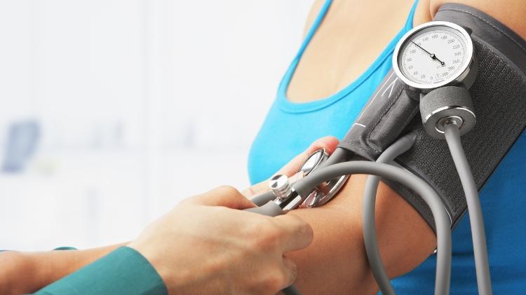 Pressão alta, hipertensão arterial, medindo a pressão - iStock - iStock