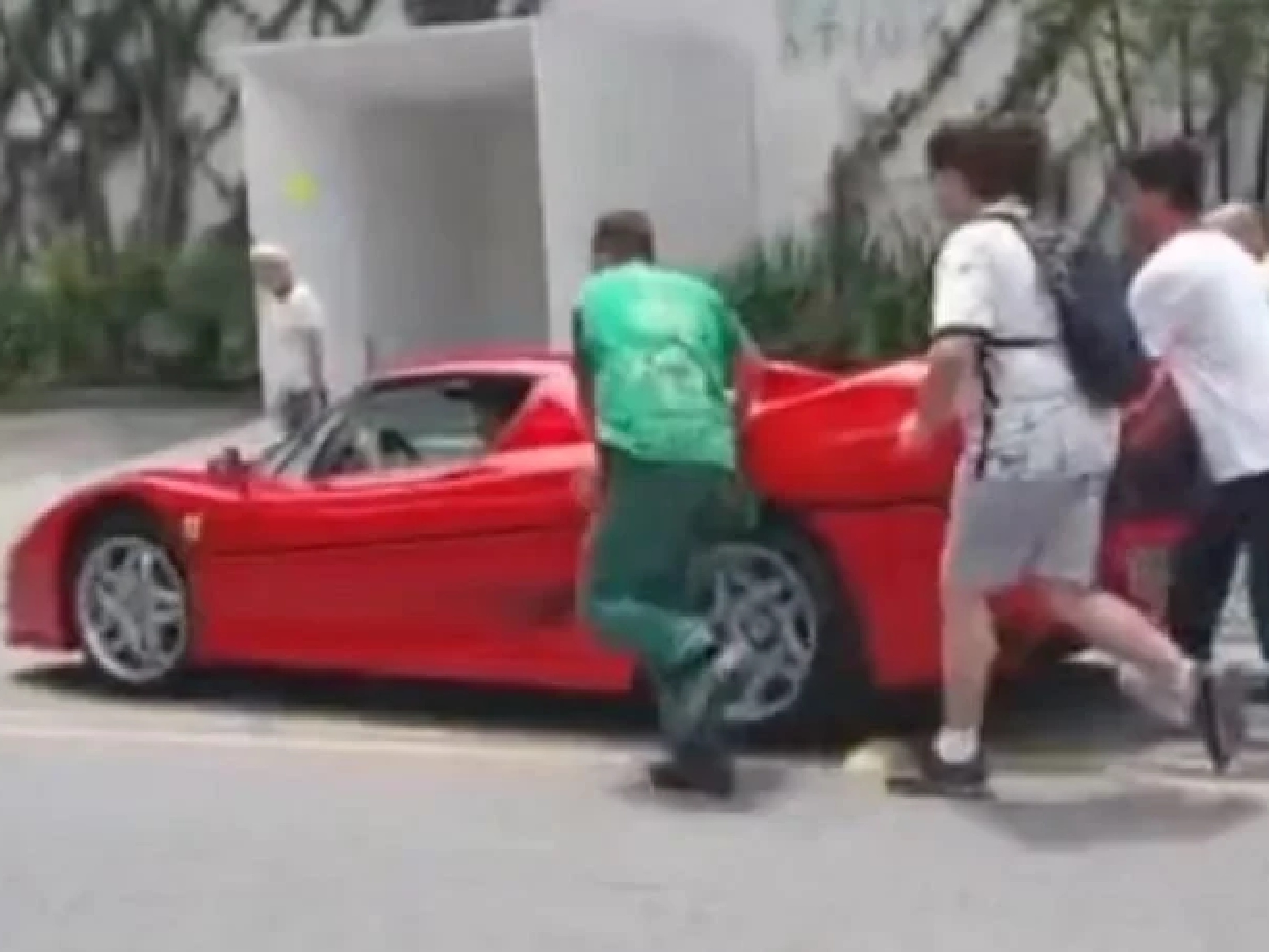 Ferrari única no Brasil viraliza após problema de 'carro velho' em SP