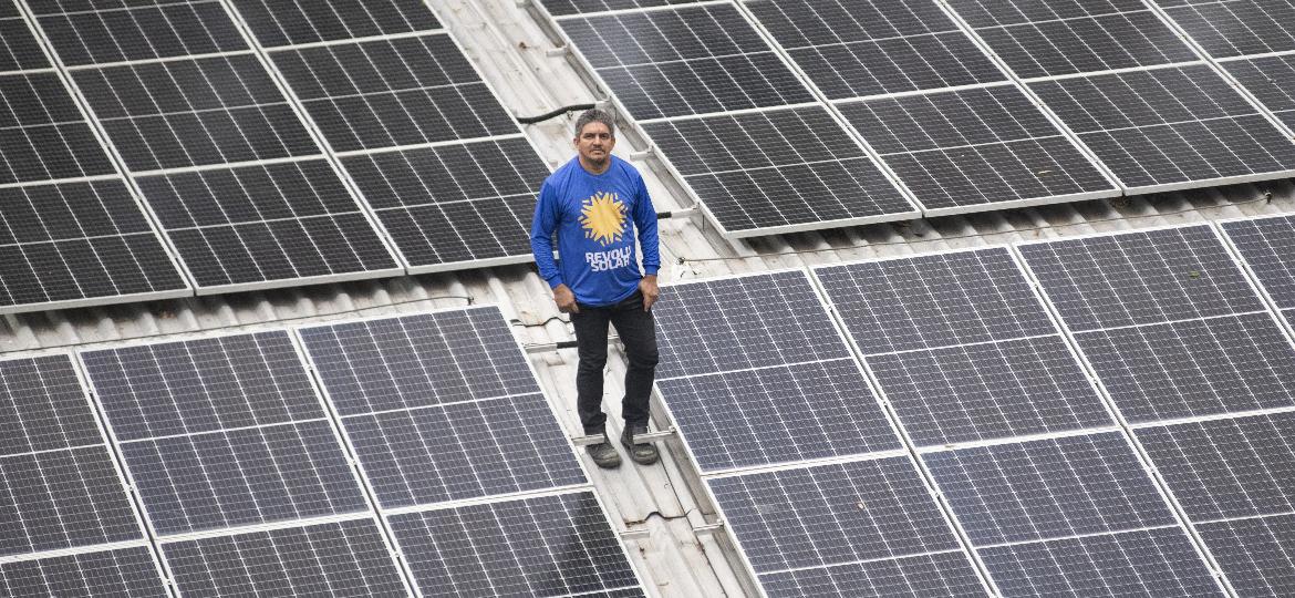 Eletricista leva energia solar a favelas do RJ - Lucas Landau/UOL