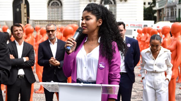 Joyce Trindade em ação na Cinelândia, no Rio de Janeiro. Ao fundo, a atriz Taís Araújo