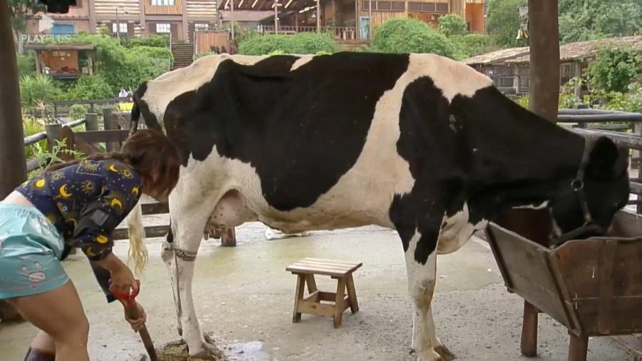 A Fazenda 2023: Jaquelline se choca com reação de vaca - Reprodução/PlayPlus