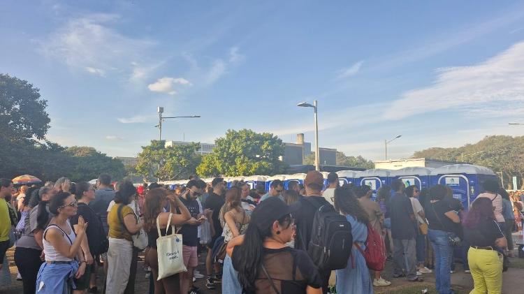 Filas para o banheiro no show de Marisa Monte neste sábado (22), na USP