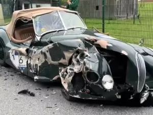 Motorista distraída no celular bate carro em Jaguar raro de 76 anos