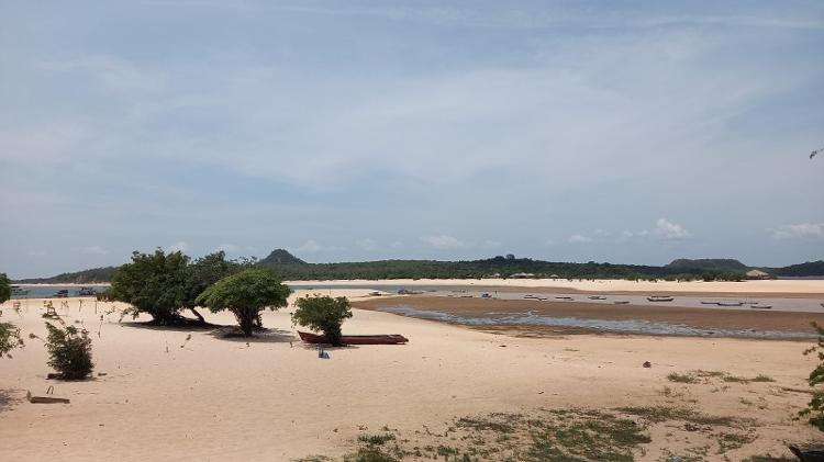 Praia do Cajueiro, um dos pontos turísticos de Alter do Chão, sem água