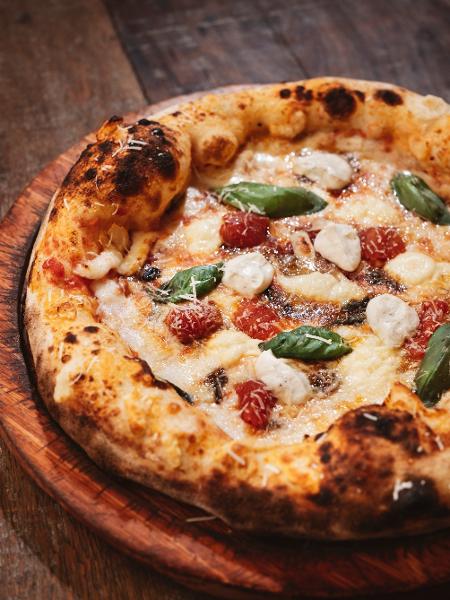 Comer um quarto (1/4) de uma pizza é o mesmo que comer dois oitavos (2/8) Comer um quarto (1/4) de uma pizza é o mesmo que comer dois oitavos (2/8)