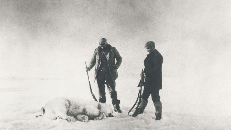 Frænkel (à esquerda) e Strindberg com o primeiro urso polar abatido pelos exploradores Frænkel (à esquerda) e Strindberg com o primeiro urso polar abatido pelos exploradores