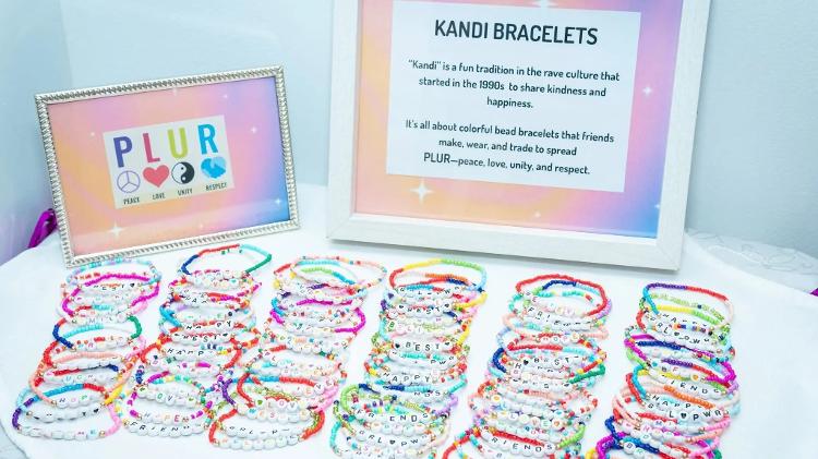 Até na rave do primeiro aniversário da filha, Angie Mitola reforçou os valores Plur com as pulseirinhas famosas das festas