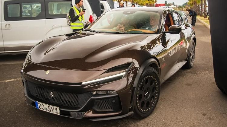 Em Jay ao lado de seu copiloto durante expedição com a Ferrari Purosangue