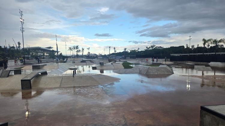 Chuva forte fez pista de skate alagar por algumas horas na abertura do parque Chuva forte fez pista de skate alagar por algumas horas na abertura do parque