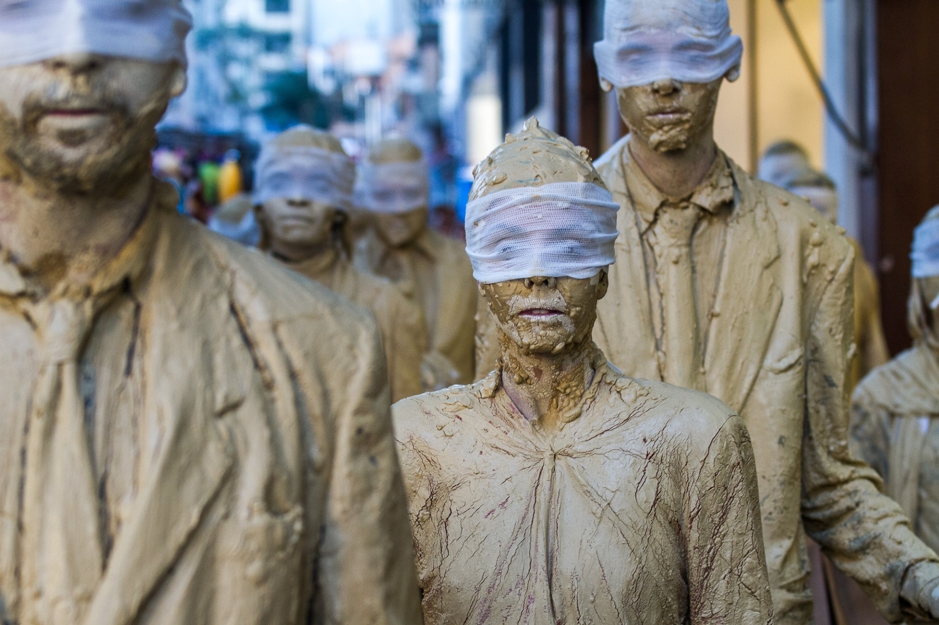 20.jun.2015 - Membros do coletivo Cegos realizam performance no em torno da Praça Ramos, na região central de São Paulo, neste sábado (20), durante na Virada Cultural - Dario Oliveira/Estadão
