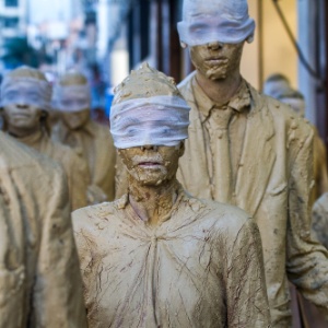 20.jun.2015 - Membros do coletivo Cegos realizam performance no em torno da Praça Ramos, na região central de São Paulo, neste sábado (20), durante na Virada Cultural - Dario Oliveira/Estadão