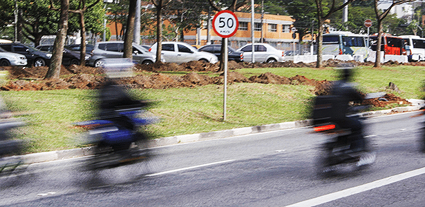 Motos circulam pela Marginal Pinheiros com novo limite de velocidade - Marco Ambrosio/Folhapress