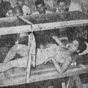 A faquiresa Dzy Tzu em imagem do livro "Cravo na Carne: Fama e Fome - O Faquirismo Feminino no Brasil", de Alberto de Oliveira e Alberto Camarero - Reprodução