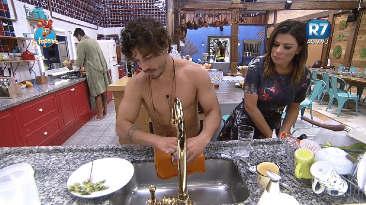 25.set.2015 - Mara Maravilha e Douglas Sampaio se desentendem após reclamação o peão reclamar do pedido da cantora para lavar louça - Reprodução/Record