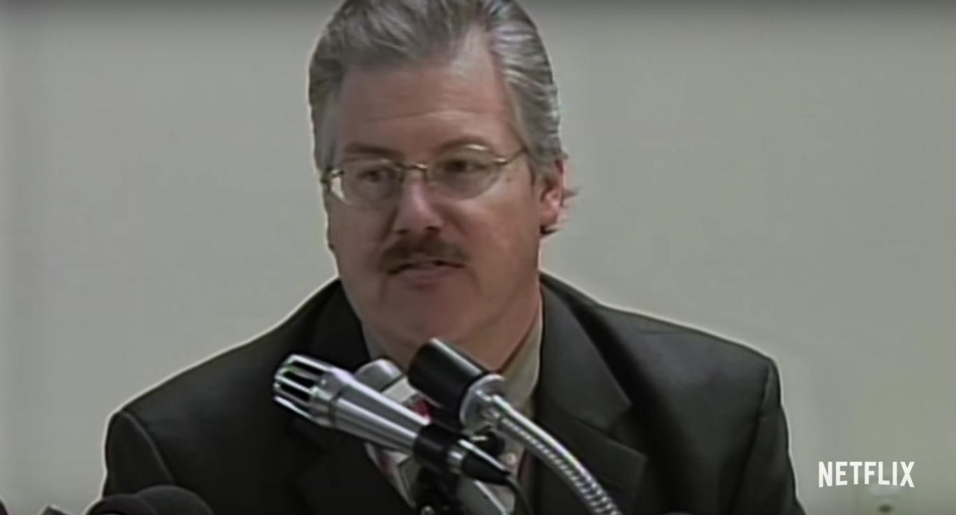 2015 - O promotor Ken Katz, responsável por construir o caso que levou à condenação de Steven Avery e Brendan Dassey,  em cena do documentário "Making a Murderer" - Reprodução/Netflix