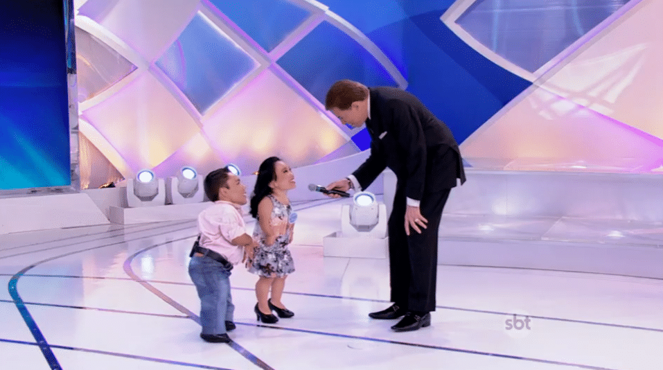 14.fev.2016 - Silvio Santos conversa com casal de anões - Reprodução/SBT.com.br
