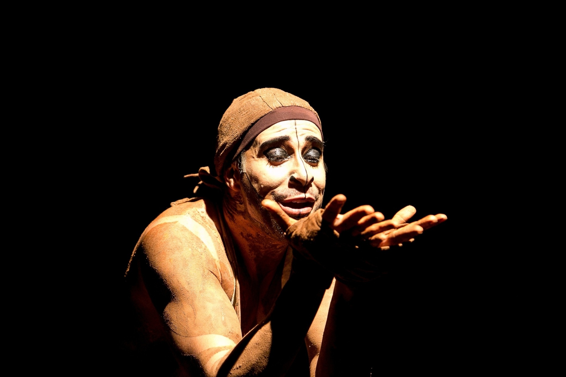 Alexandre Guimarães, de Recife, em cena da peça O Açougueiro, destaque do Fringe, no Festival de Teatro de Curitiba - Lina Sumizono/Clix