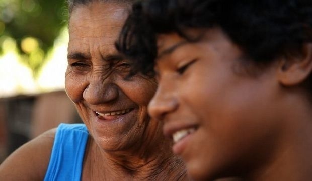 Na cena, a avó de Jonas incentiva o neto a criar um circo no quintal de casa - Divulgação