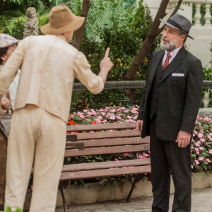 Em "Êta Mundo Bom", Ernani (Leopoldo Pacheco) olha Candinho (Sérgio Guizé) vendendo pipoca, vai em sua direção e diz que é seu pai - João Cotta/Tv Globo - João Cotta/Tv Globo