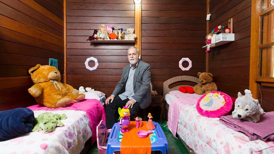 O psicólogo Amadeu Roseli Cruz, 65, no quarto das filhas, Lalá e Lili, em Belo Horizonte - Leo Drumond /NITRO/UOL