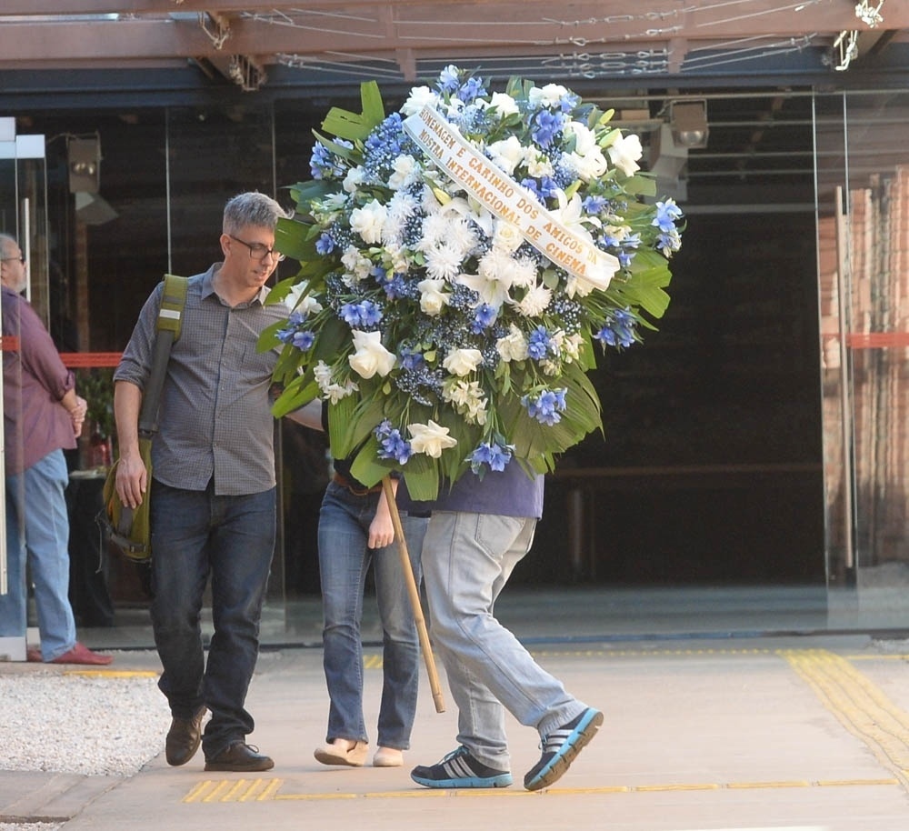 15.jul.2016 - Coroas de flores são entregues na Cinemateca Brasileira, em São Paulo, em homenagem ao cineasta Hector Babenco - AgNews