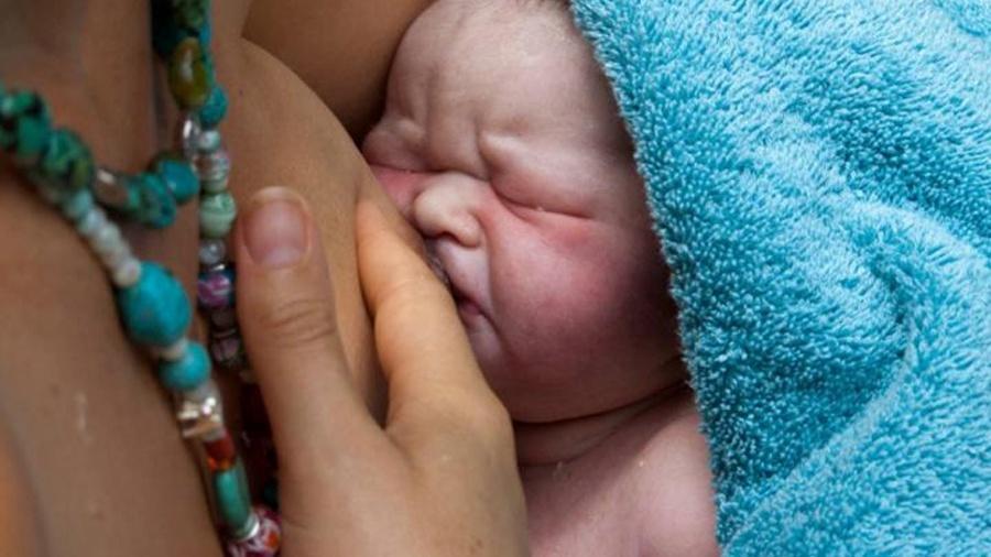 A australiana Simone Surgeoner amamenta a bebê que nasceu na floresta - Reprodução/Kidspot