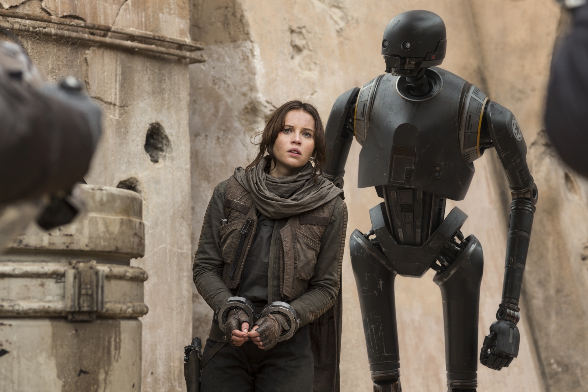 Como todo bom filme de "Star Wars", "Rogue One" também tem um droide para chamar de seu: K-2SO, originalmente um robô assassino a serviço do Império, reprogramado pela Aliança Rebelde para servir a sua causa - Divulgação/Lucasfilm