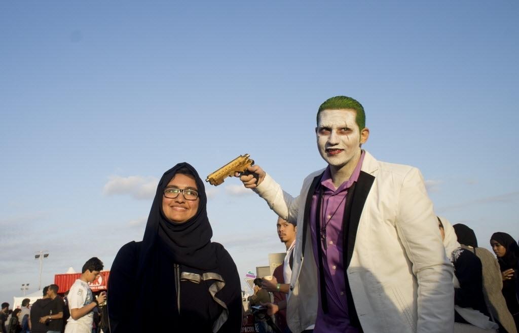 Fayez Nureldine/AFP Photo - Fã se diverte com cosplay do coringa na Arábia Saudita