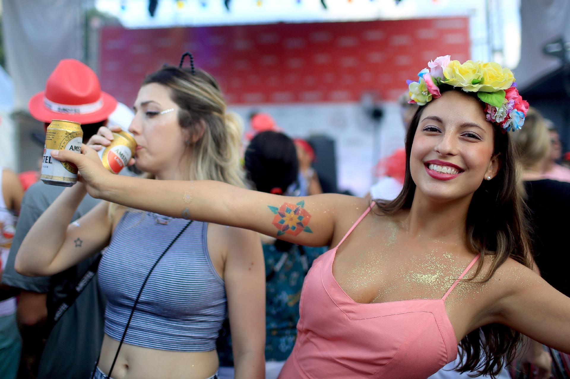 Internet liberada, entrada gratuita, comidinhas e cerveja gelada atraíram os foliões para a Casa da Confraria do Pasmado - Ricardo Matsukawa/UOL