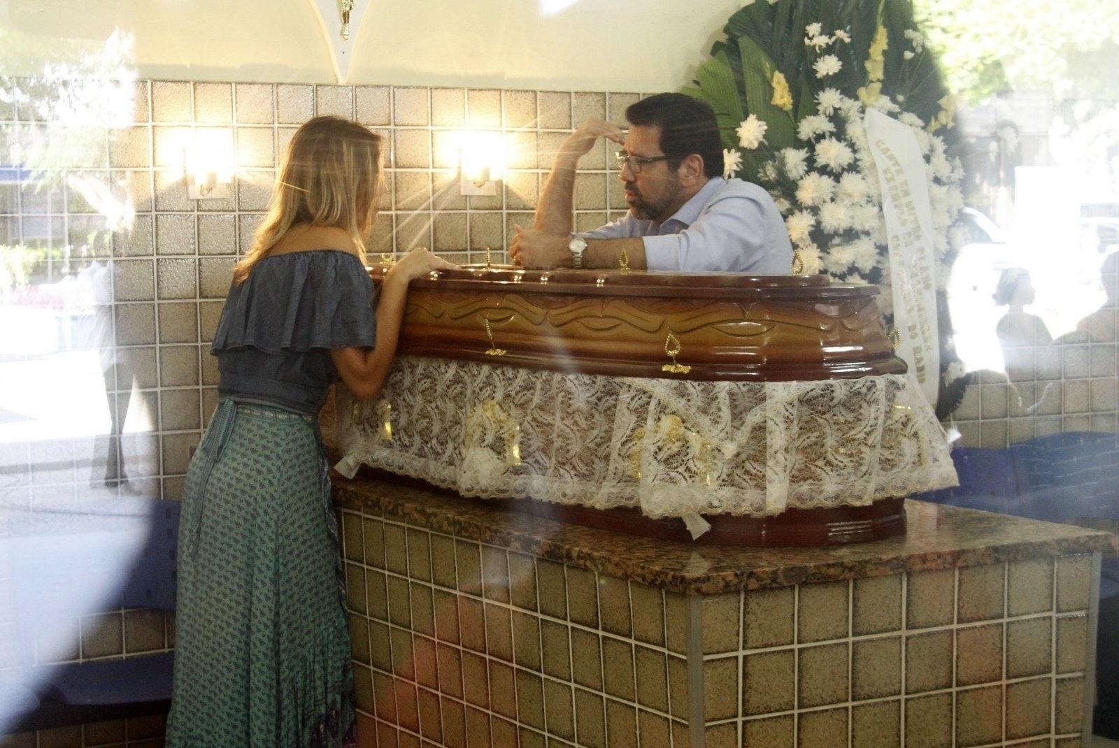 Familiares e amigos do cantor Jerry Adriani se despedem do artista nesta segunda-feira (24) no Cemitério do Caju, no Rio de Janeiro - Marcos Ferreira/Brazil News