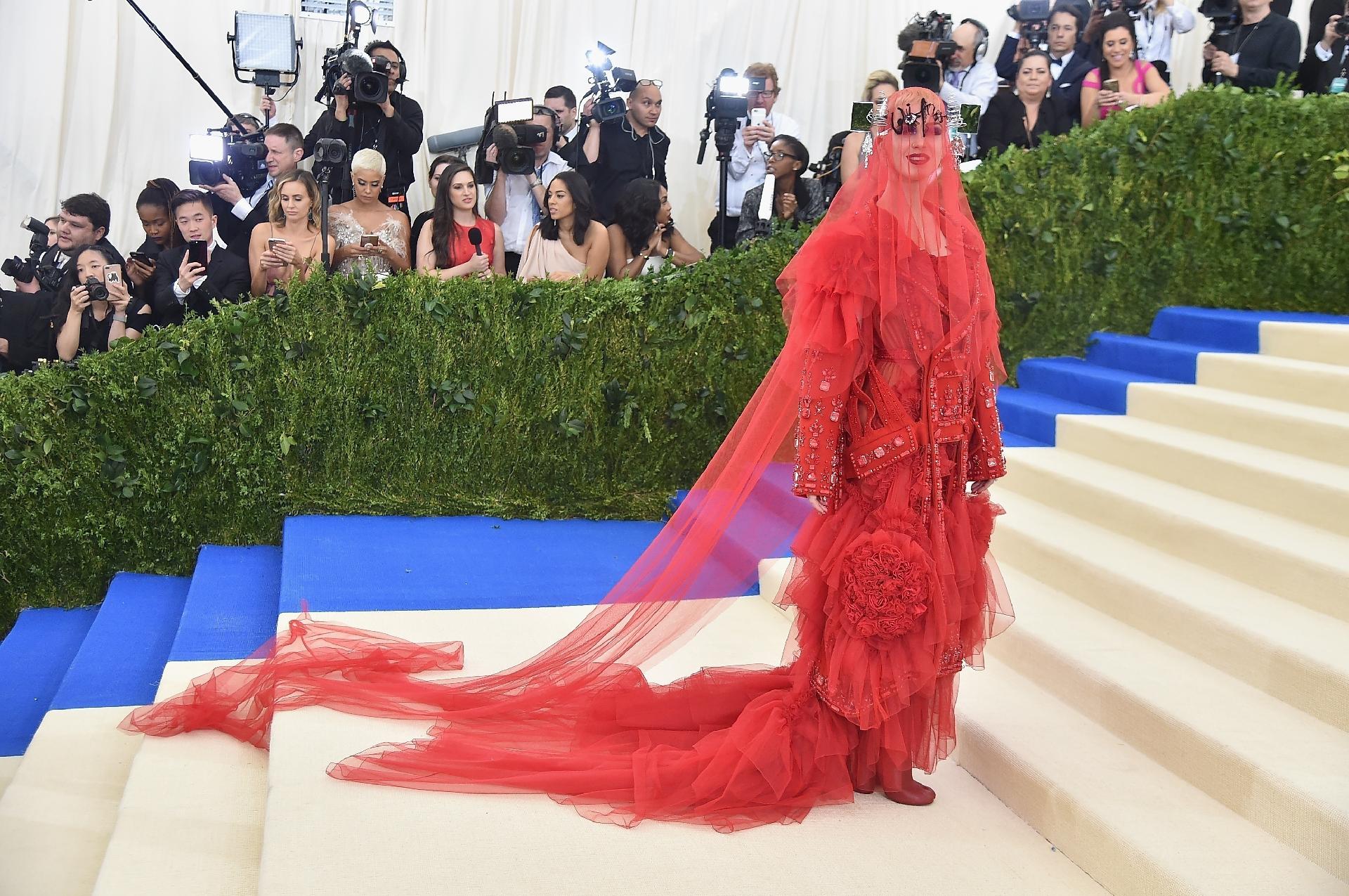 Katy Perry vai toda coberta de vermelho ao baile do Met Gala e vestido chama atenção - Getty Images