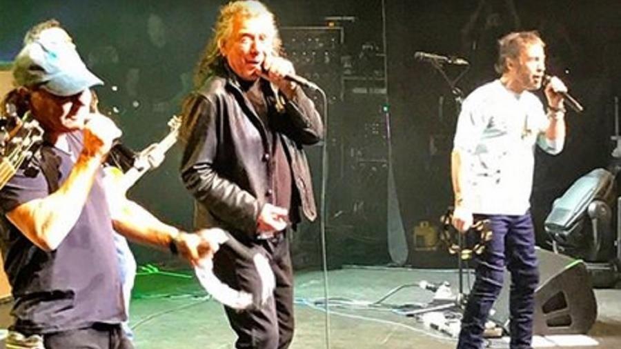 Brian Johnson (à esquerda) se apresenta com Robert Plant e Paul Rodgers na Inglaterra - Reprodução/Facebook